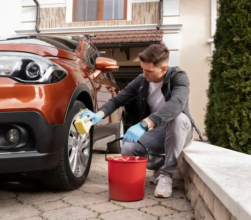Lavage auto à domicile Les Martres-d'Artière : professionnel intervenant sur un véhicule